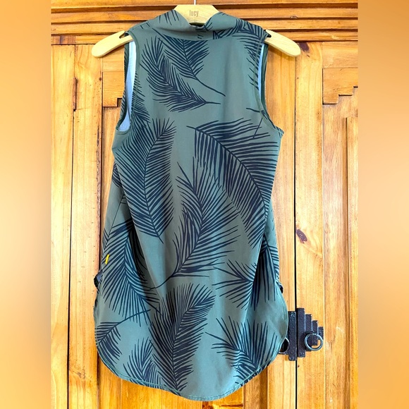 Lucy Vaca Sleeveless V neck - Picture 4 of 6